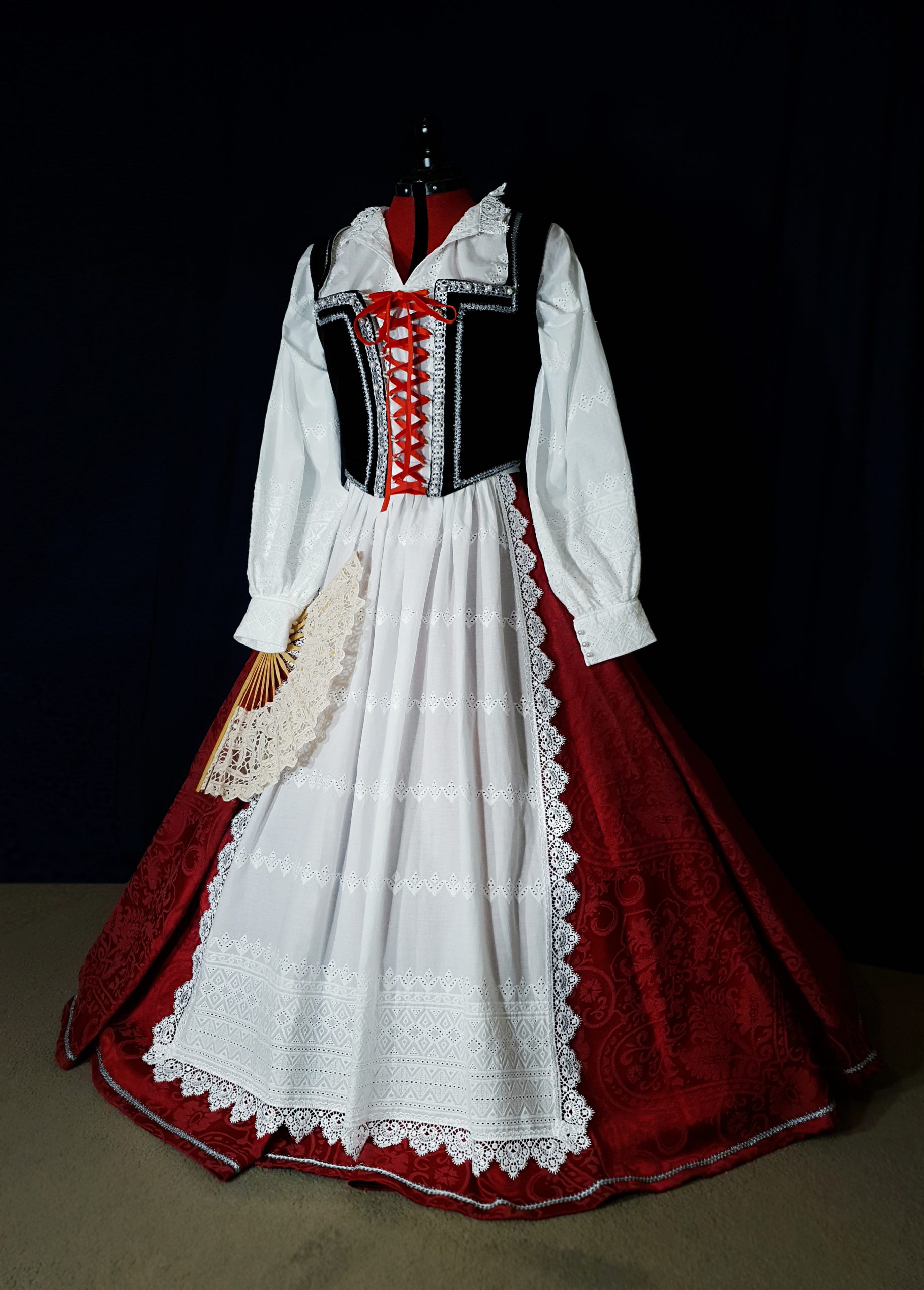 uhorske-dvorske-saty-blackbird-atelier-alexandra-heldesova-1 uhorske-dvorske-saty-blackbird-atelier-alexandra-heldesova-1