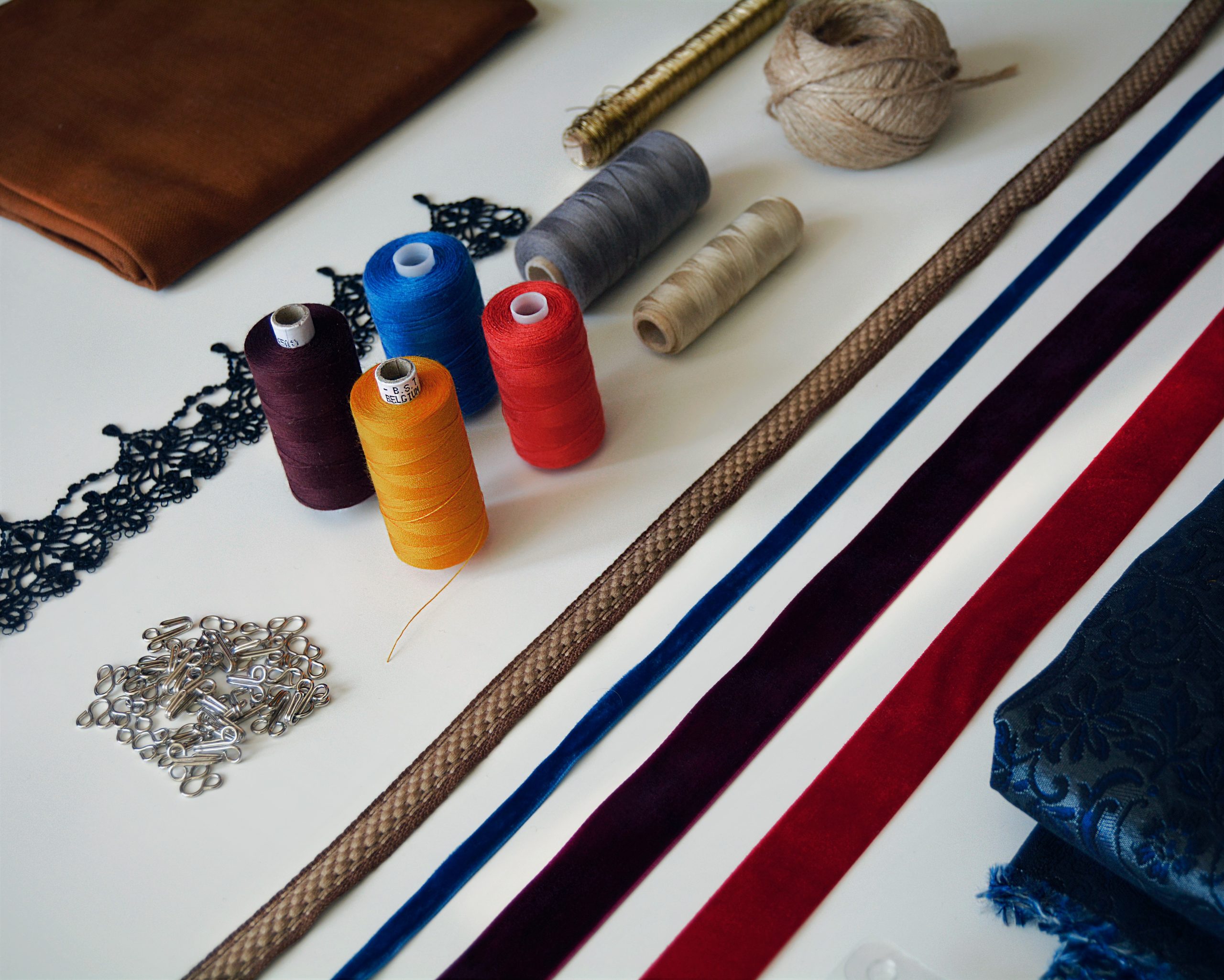 1-nakup-materialu-na-sitie-kostymu-blackbird-atelier