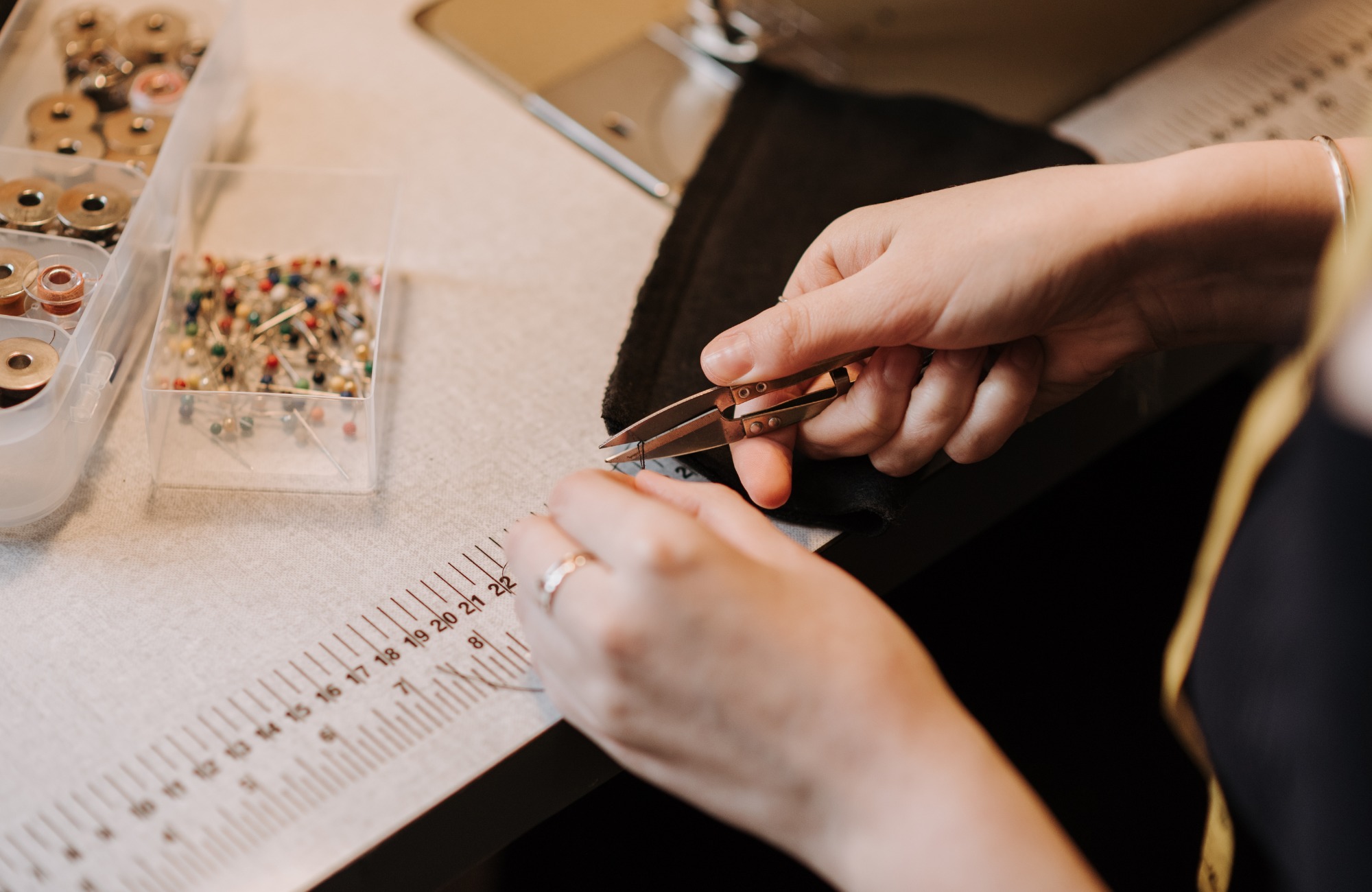 šitie-kostymu-na-mieru-blackbird-atelier