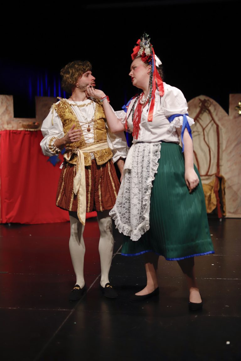 Šialene smutný princ - kostým princa a kostým princeznej z Kráľovstva ľudových múdrostí. Réžia: Tomáš Krištof; Foto: Gabriela Birošová