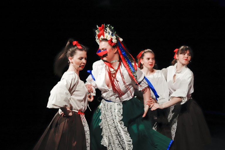 Šialene smutný princ - divadelné kostýmy. Réžia: Tomáš Krištof; Foto: Gabriela Birošová