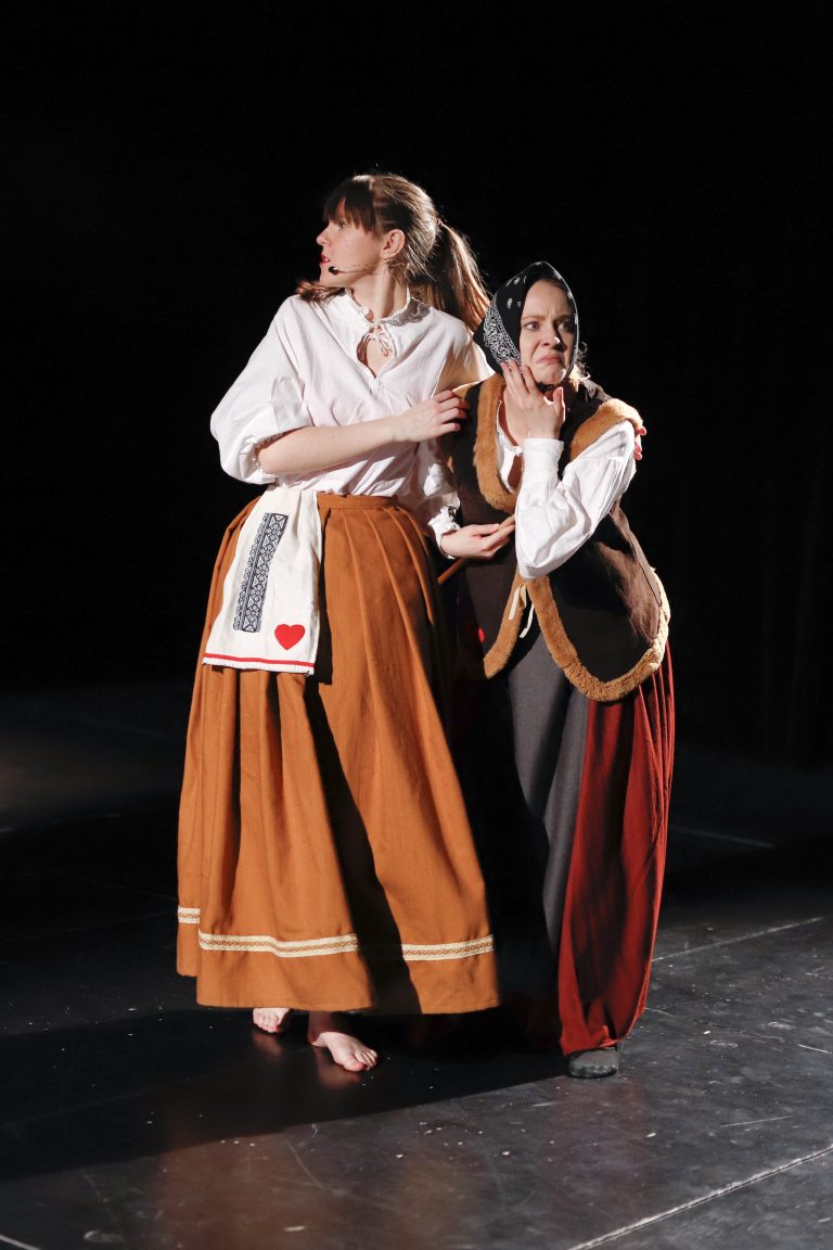 Šialene smutný princ - divadelné kostýmy. Réžia: Tomáš Krištof; Foto: Gabriela Birošová