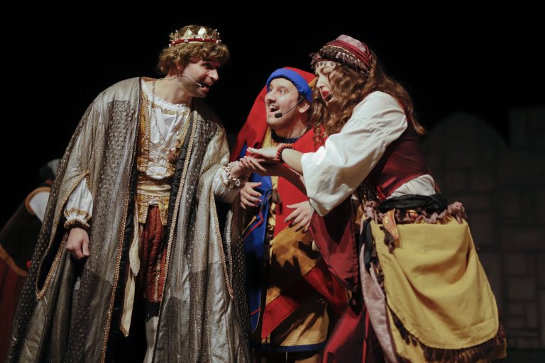Šialene smutný princ - divadelné kostýmy. Réžia: Tomáš Krištof; Foto: Gabriela Birošová