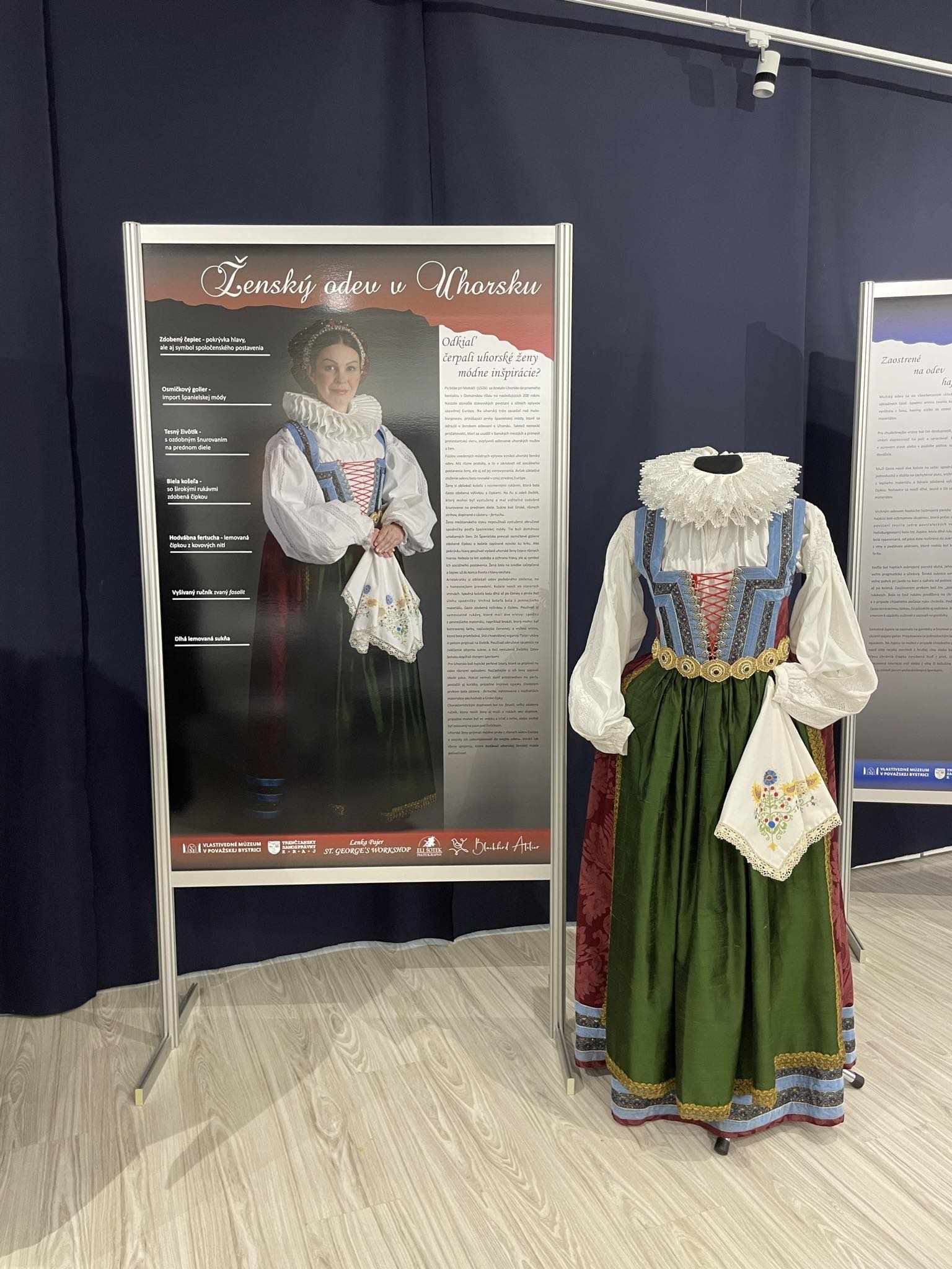 Historické šaty, replika podľa portrétu ,,Mladá Levočanka" z priestoru Uhorska. Šaty vytvorila Mgr. Lenka Pajer, PhD.